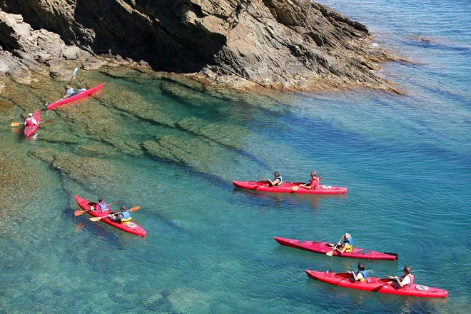 vacances famille avec kayak de mer et des sports nature randonnées en montagne