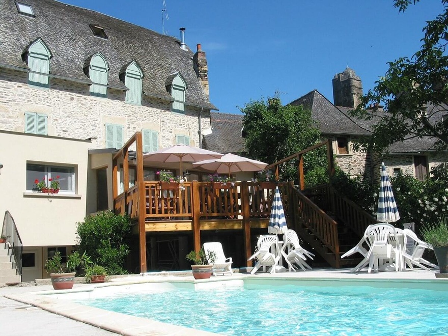 piscine-massif-central-hotel-confortable-jardin-chemin-de-compostelle-a-velo