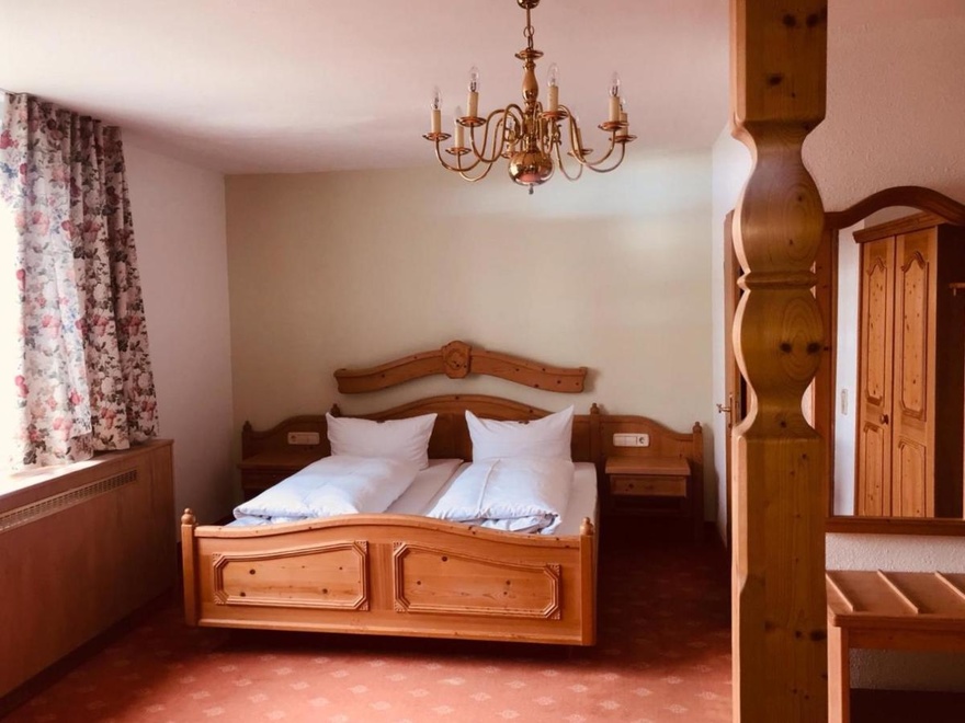 hotel- gailingen-decoration-ancienne-chambre-confortable-hotel-deux-etoiles-lac-de-constance-a-velo
