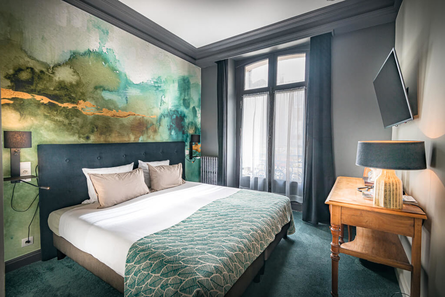 three-stars-hotel-saint-malo-confortable-bedroom-trip-by-bike-brittany