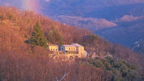 Auberge Borie de loin