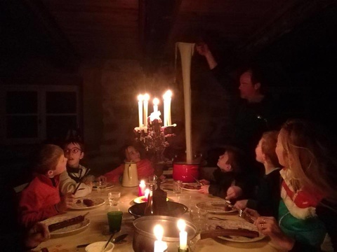 soirée en famille dans un refuge ou buron en plein hiver dans la nature