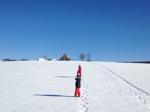 soirée en famille à la neige lors d'un séjour sport et nature en france