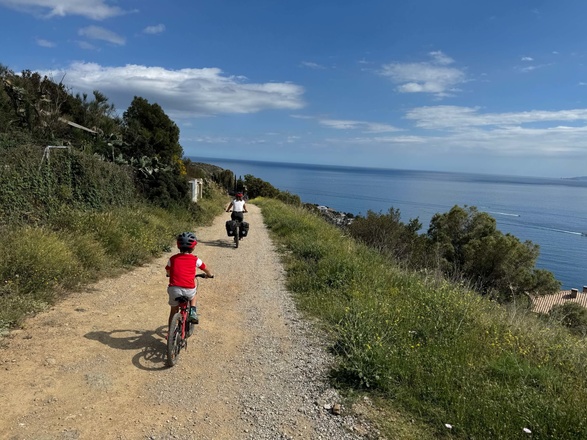 vacances-famille-voyage-multiactive-ane-velo-randonnee-nature-sportive