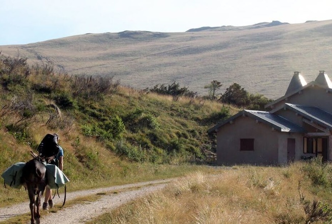 vacances-famille-voyage-multiactive-ane-velo-randonnee-nature-sportive