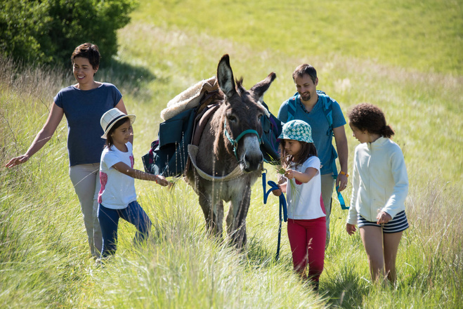 vacances-famille-voyage-multiactive-ane-velo-randonnee-nature-sportive