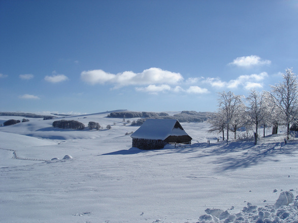séjour-hiver-raquettes-aubrac-nature-france-sport-aveyron-lozere-montagne-accompag-neigene