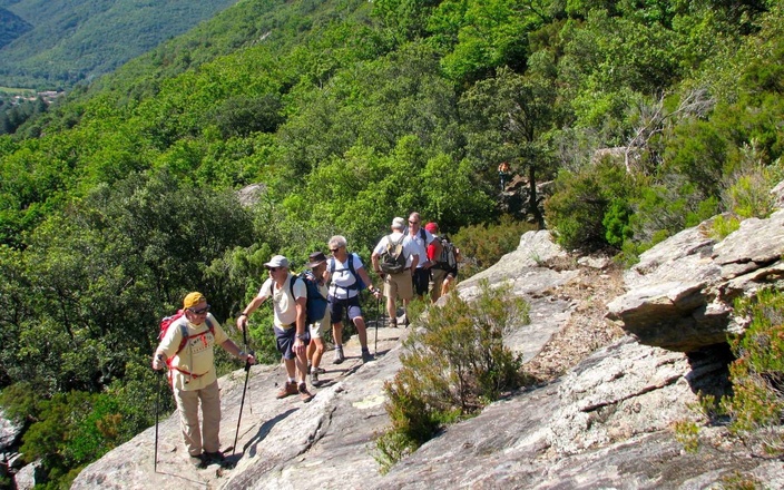 baignade-massif-caroux-haut-languedoc-france-nature-trek-pedestre-accompagne-mouflon-massif-guide