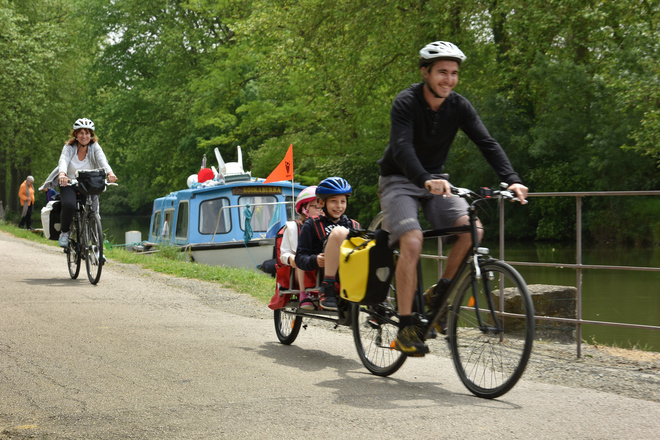 Family cycling along the canal du midi