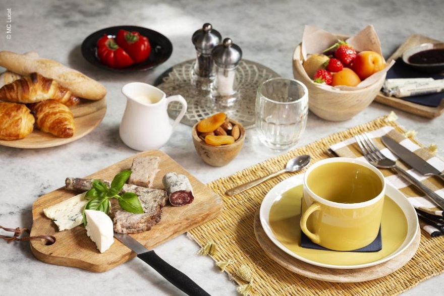 restaurant-hotel-hebergement-petit-dejeuner-maison-repas-gourmand-velo