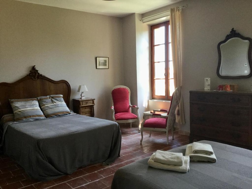 vins-chambre-room-hotel-hebergement-carcasonne-restauration-rando-velo