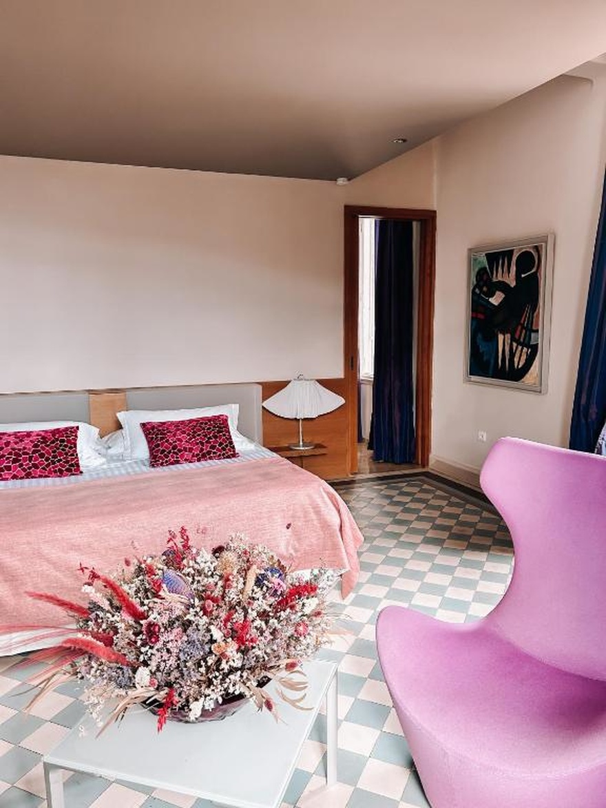 luxury-wine-vineyard-bike-france-tourism-collioure-swimmingpool