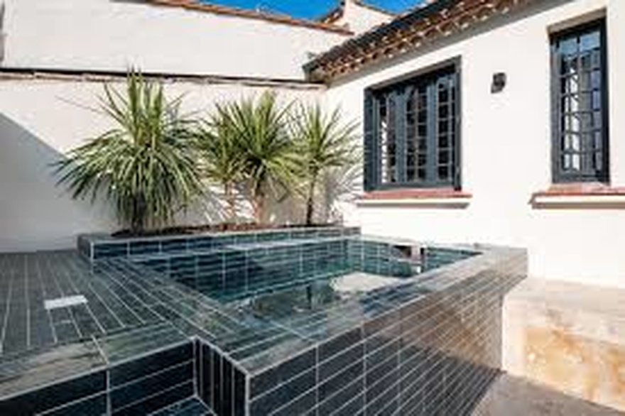 hebergement-partenaire-a-carcassonne-maison-d-hotes-confort-exterieur-piscine-jardin