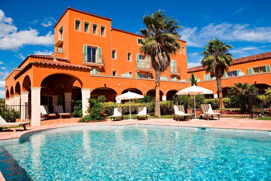 vin-chambre-room-hotel-hebergement-piscine-luxe-restauration-rando