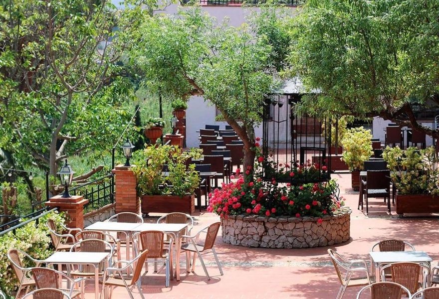 all-inclusive cycling trip on the Mediterranean coast between sea and Pyrenees mountains, between France and Spain