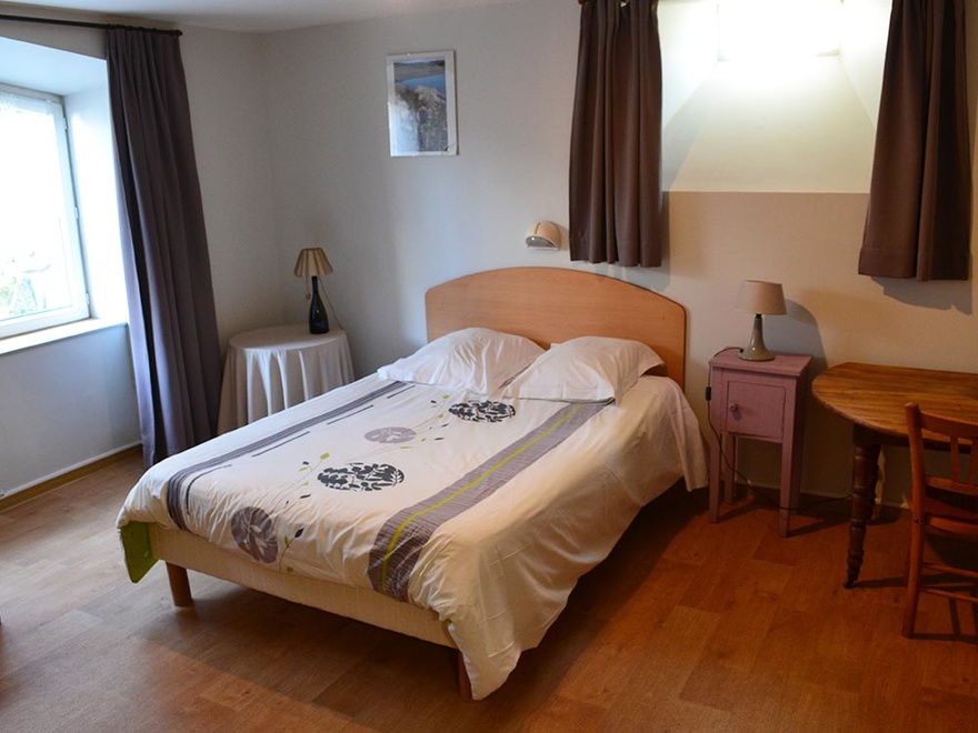 trip-travel-holidays-france-hiking-compostelle
