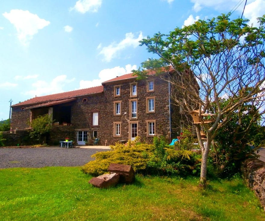 Gîte - Gamme Confort Hebergement-ferme-animaux-nature-maison-verdure-gite-rando-libre-vacances
