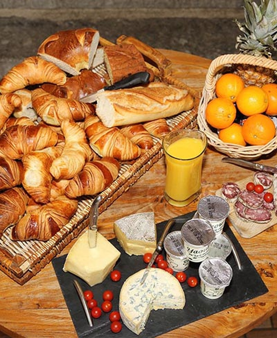 Hebergement-hotel-restauration-rando-marche-compostelle-repas-petit-dejeuner