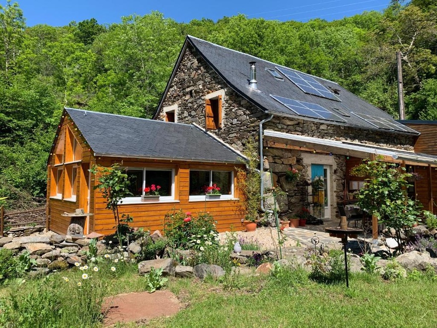 hebergement-france-jacuzzi-canal-marche-nature-gite-privilege-luxe-jardin-detente-vacance