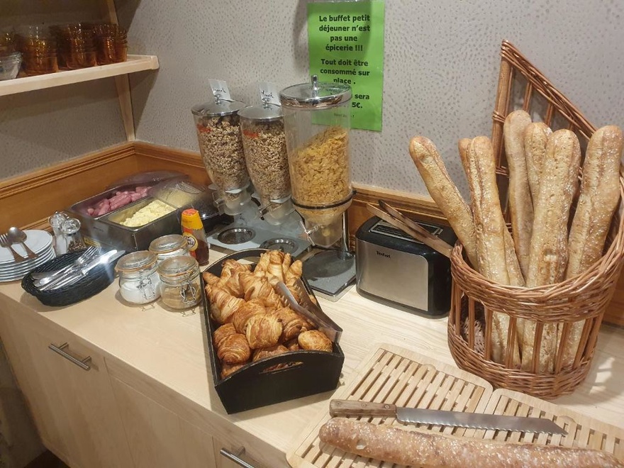 hotel-hebergement-restauration-rando-marche-compostelle-petit-dejeuner