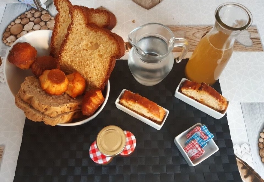 repas-restauration-hotel-hebergement-randonnee-compostelle-verdure-village-petit-dejeuner