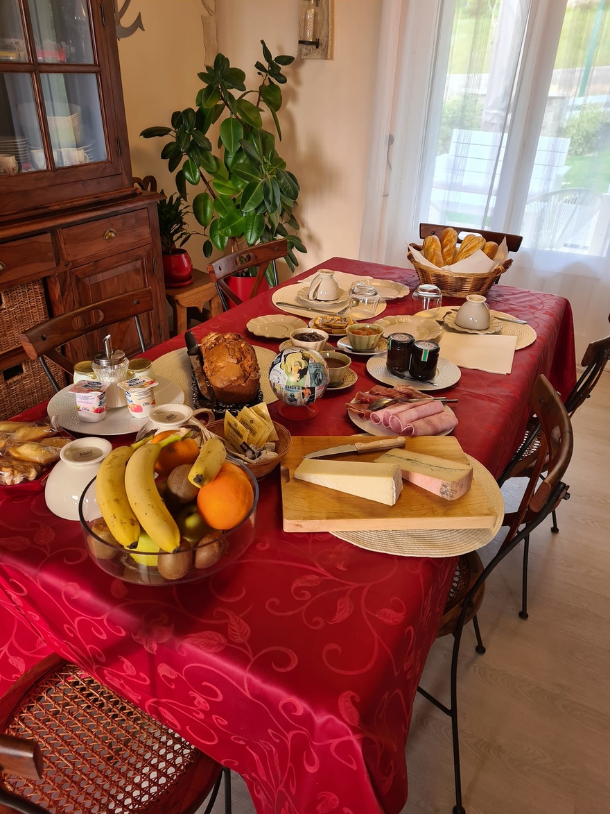 hebergement-restauration-petit-dejeuner-marche-nature-repas-terroir-accueil