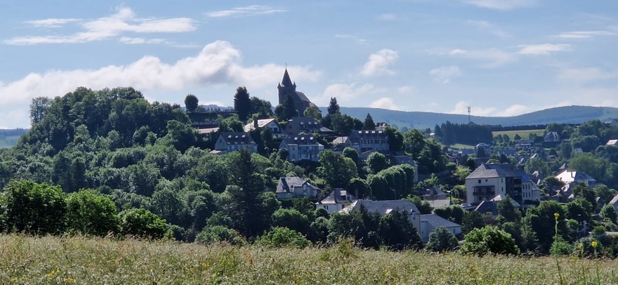 Aubrac-village-france-vaches-randonnee-sejour-terroir
