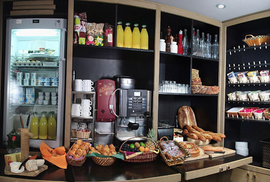 repas-laguiole-aubrac-france-randonnee-pedestre