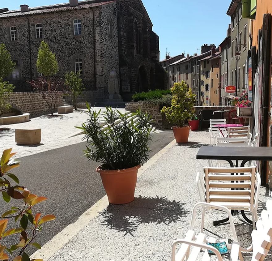 gite-l-ile-au-tresor-terrasse-exterieure-monastier-sur-gazelle-chemin-de-stevenson-en-randonnée