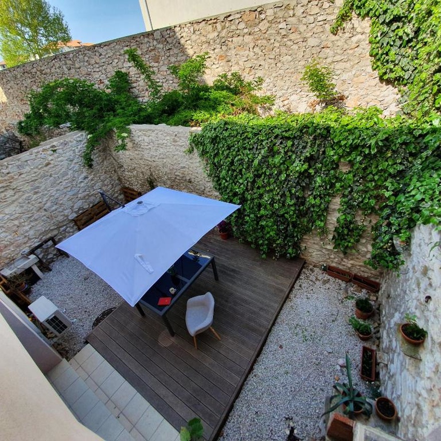 voyage-velo-hebergement-hotel-vin-restaurant- bar- room-chambre-accueil