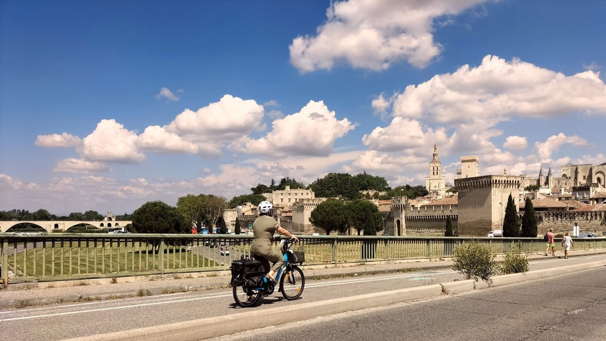 location-velo-pistecyclable-arles-provence-camargue