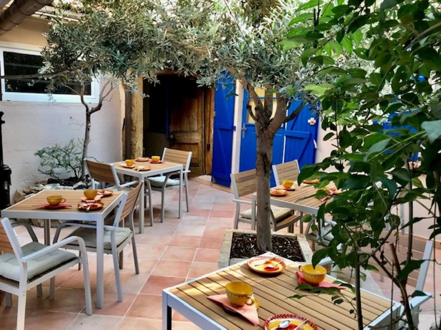 Patio petit déj Hôtel Colbert Avignon