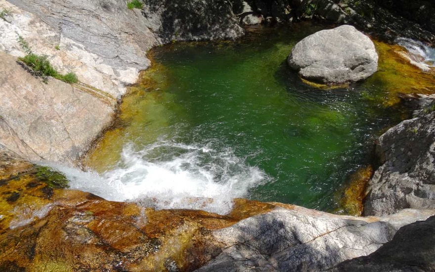 baignade-massif-caroux-haut-languedoc-france-nature-trek-pedestre-accompagne-mouflon-massif-guide