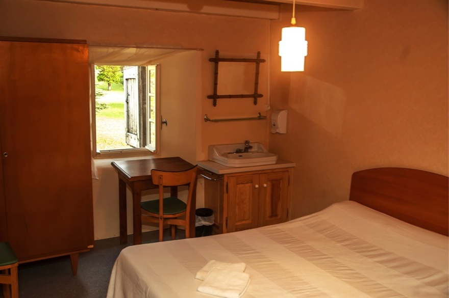 vin-chambre-room-hotel-hebergement-ane-restauration-rando