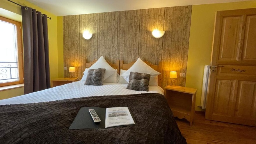 Chambre Double - Gamme Confort voyage-rando-hebergement-hotel-vin-restaurant-auvergne- bar- room-chambre-accueil-stevenson