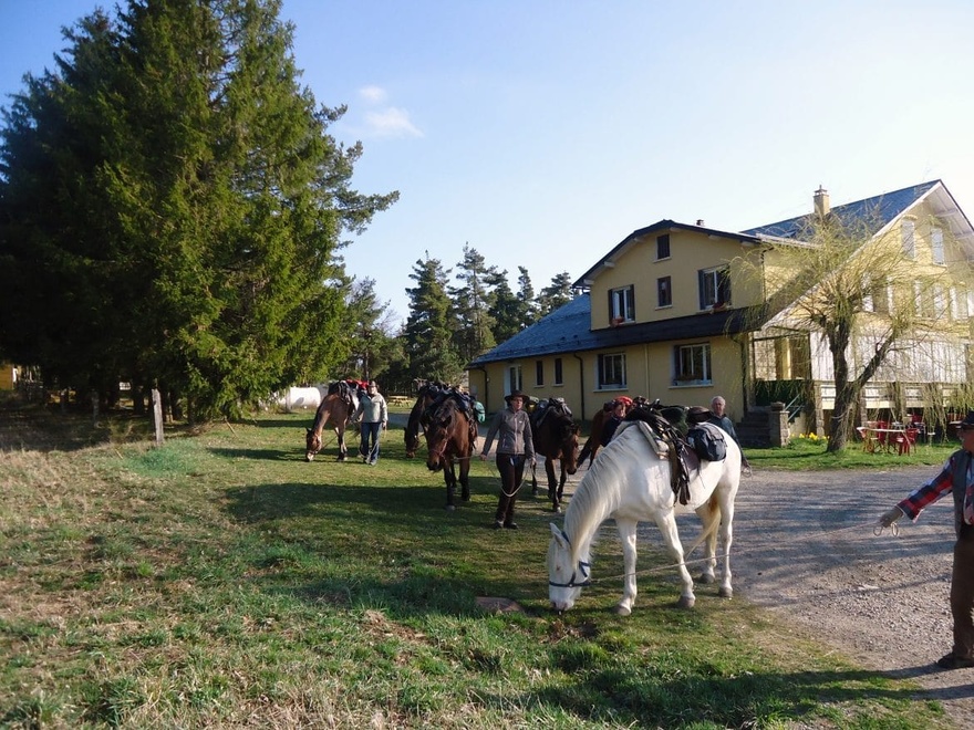 Jardin au Pont de Montvert herbegement-stevenson-gite-chastel-terrasse