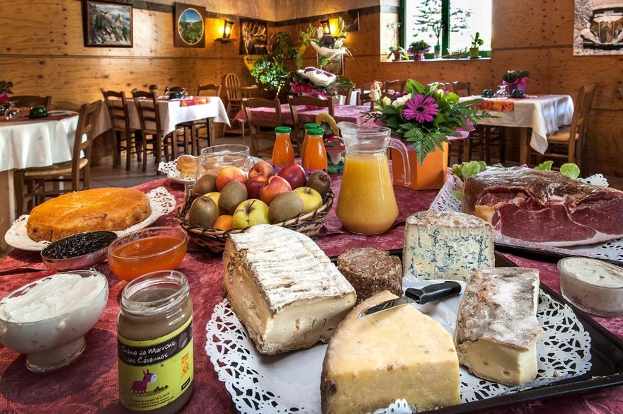 Gastronomie - Gamme Confort voyage-velo-hebergement-hotel-vin-restaurant- bar-gastronomie-repas-fromage-charcuterie-chambre-accueil