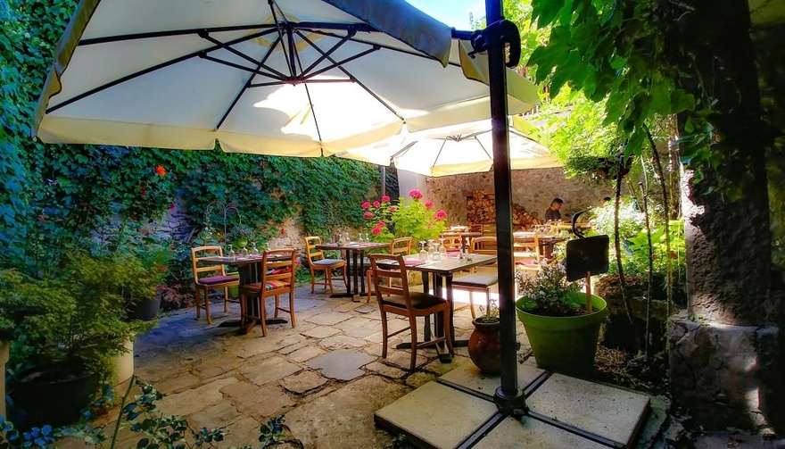 Patio - Gamme Confort vin-chambre-room-hotel-hebergement-cevennes-restauration-rando