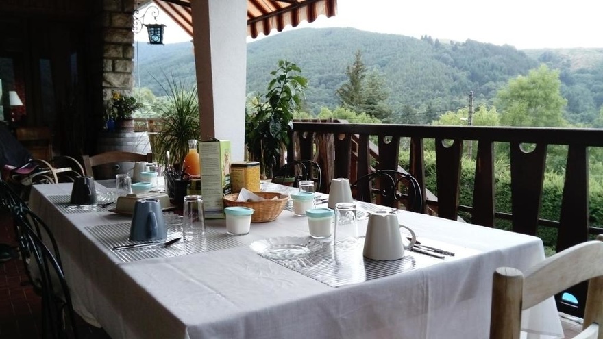 voyage-velo-hebergement-hotel-vin-restaurant- bar- room-chambre-accueil