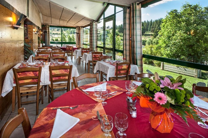 Restaurant - Gamme Confort hotel-hebergement-randonnee-libre-nature-liberte-voyage-aventure-lozere-voyage-restaurant-gastronomie