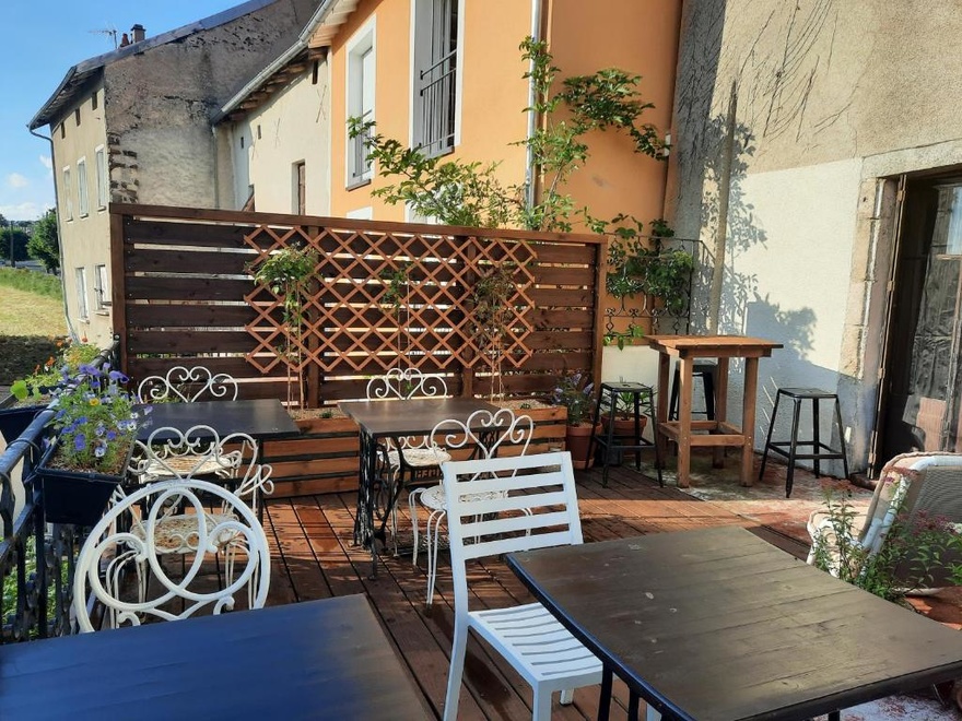 Terrasse extérieure - Gamme Confort bar-restaurant-stevenson-gamme-essentiel-chambres-d-hotes-rando-nature-occitane