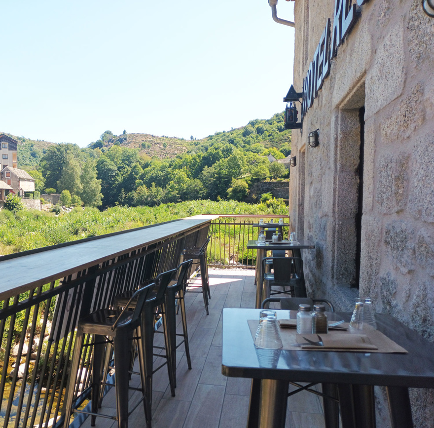 Terrasse - Gamme Confort voyage-rando-hebergement-hotel-vin-restaurant- bar- room-chambre-accueil