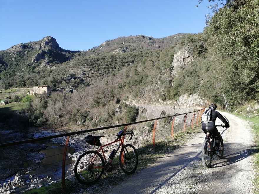 A vélo - Paysage Ardéchois Ardèche, Nature, Paysage, Séjour à Vélo, Viaduc, Train Le mastrou