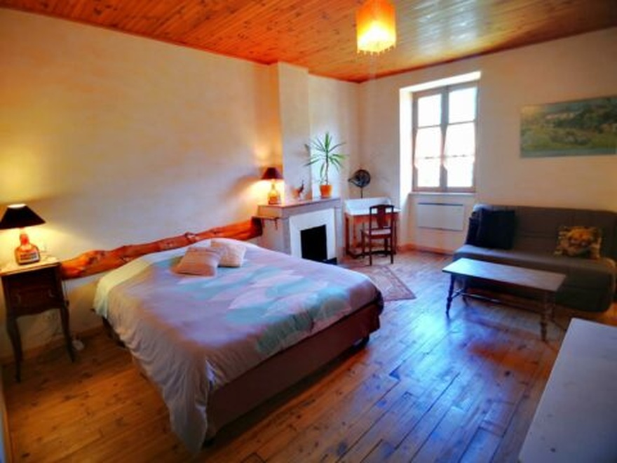 Chambre à Les Ollières-sur-Eyrieux Chambre, LES OLLIÈRES-SUR-EYRIEUX, table, restaurant, hotel, velo, room