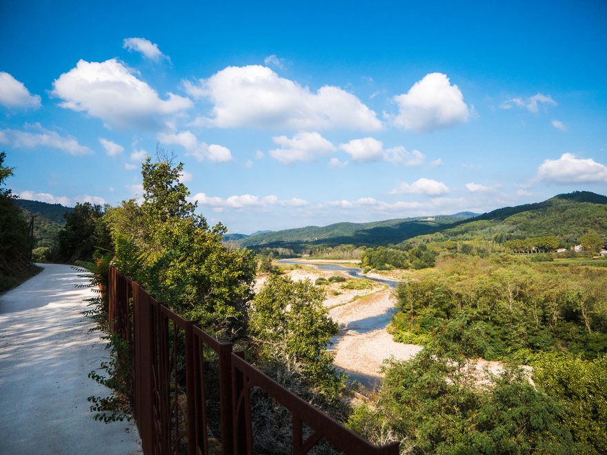 La Dolce Via Ardeche-Nature-Paysage,-Sejouravelo-Viaduc-Train-Le mastrou