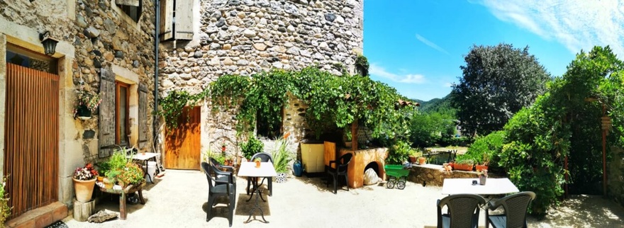 Terrase ensoleillée à Les Ollières-sur-Eyrieux terrasse, chambre d'hôte, hotel, ollière-sur-Eyrieux, room, hotel, guesthouse