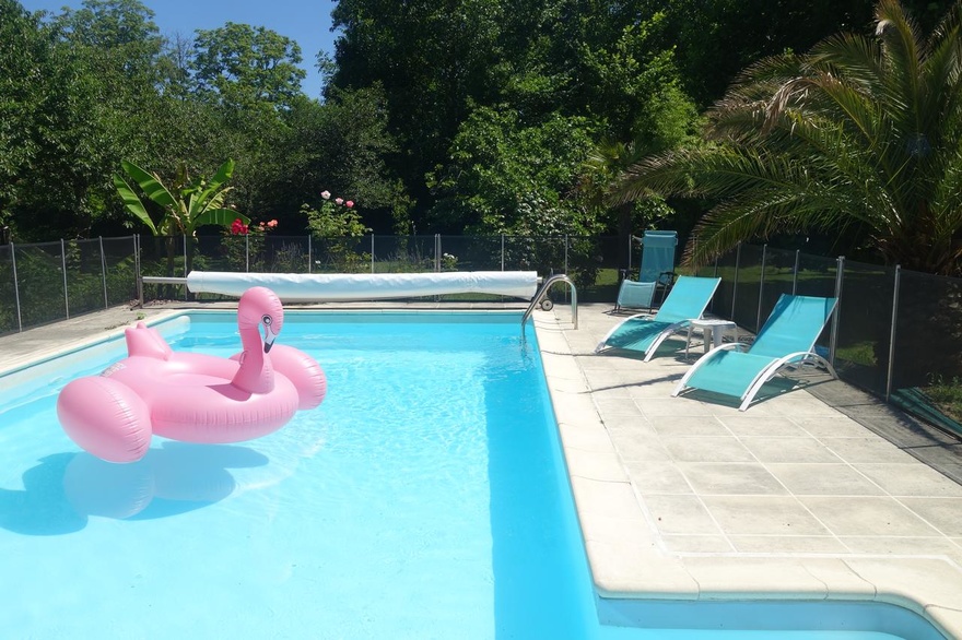 swimming-pool-summer-pompignan-canal-garonne-holidays