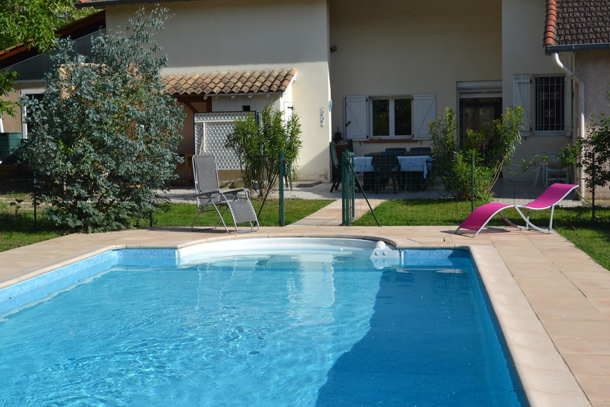 canal-garonne-accomodation-swimming-pool-france