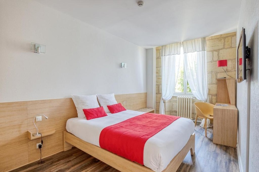 chambre-bordeaux-voyage-sejour-velo-gare-transport-bagages-hotel-room