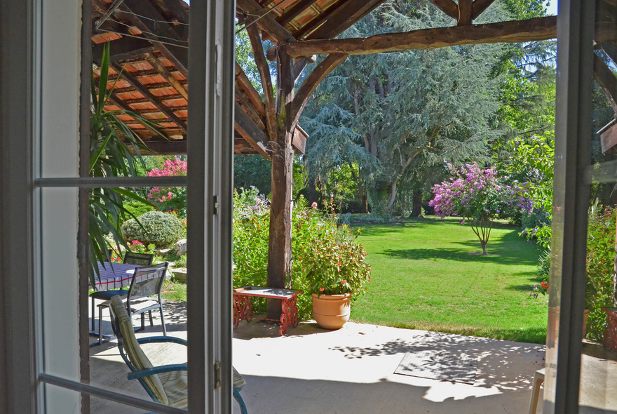 chambres-d-hotes-jardin-luxuriant-campagne-repos-calme-serognac-sur-garonne-champetre-sejour-a-velo-nature-occitane